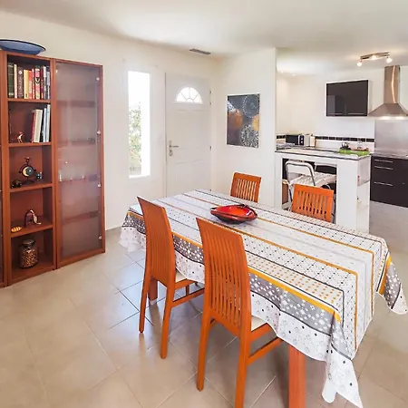 بيت للعطل 2 Bedroom Cozy In